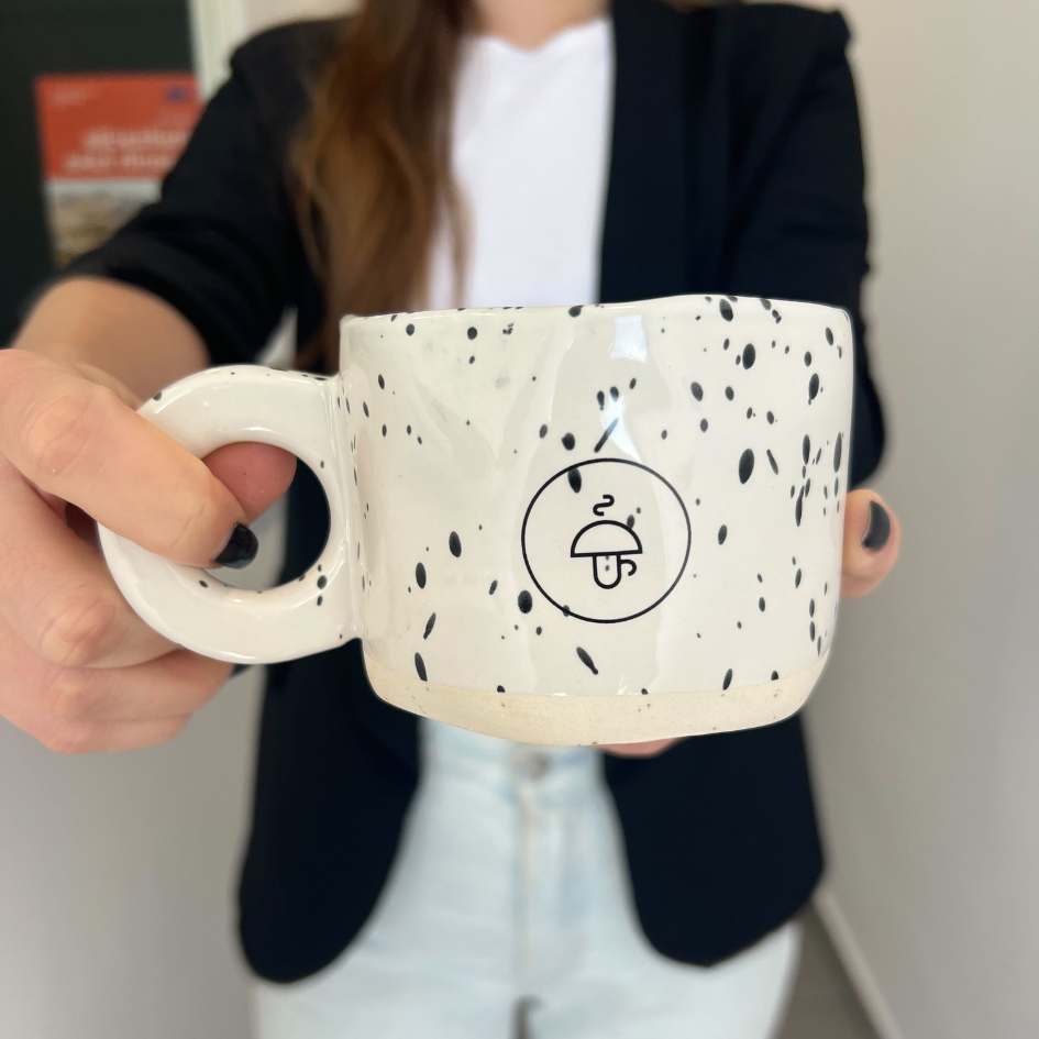 Velký ručně vyráběný hrnek na kávu