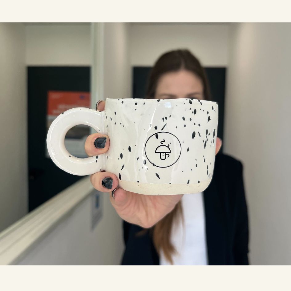 Velký ručně vyráběný hrnek na kávu